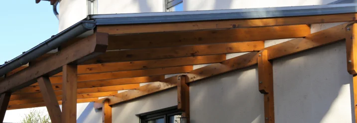 Holzkonstruktion einer Terrassenüberdachung